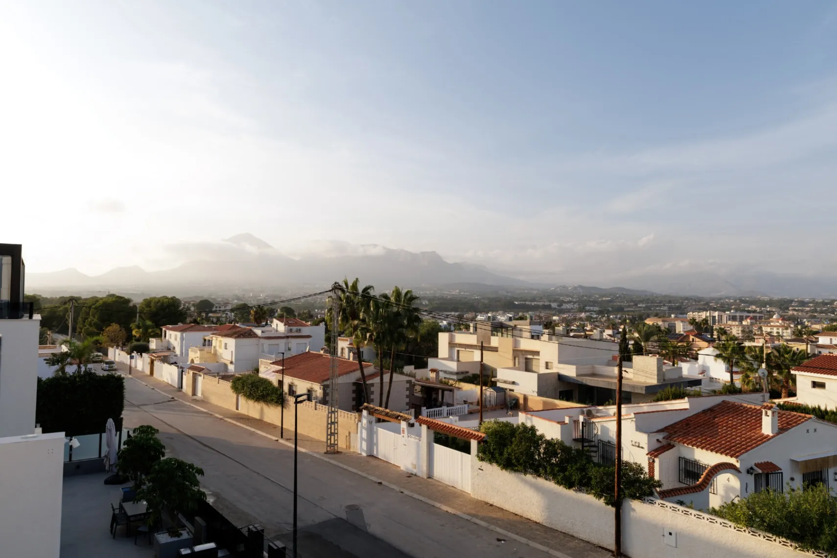 Vila modernă nou construită de vânzare în Albir, dotată cu tehnologie de înaltă performanță.