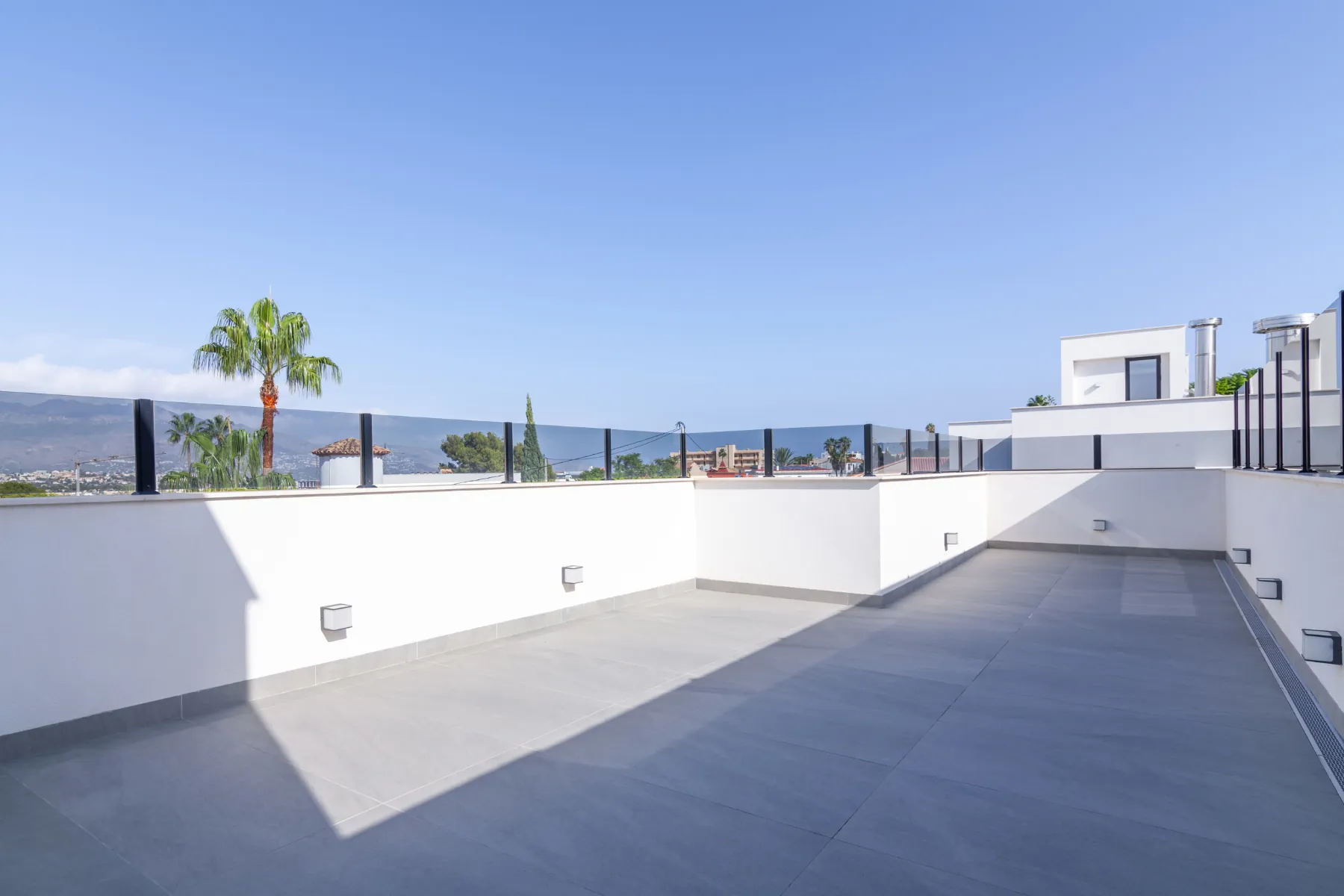 Vila modernă nou construită de vânzare în Albir, dotată cu tehnologie de înaltă performanță.