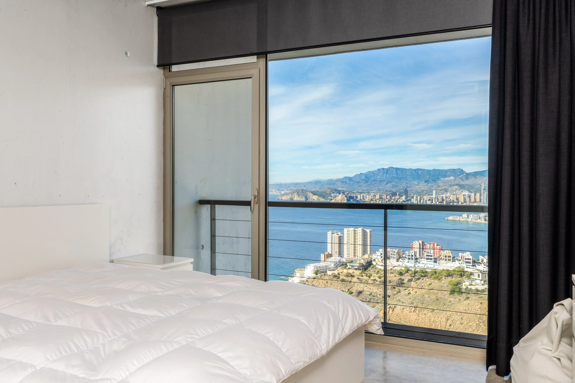 Vila de lux iconică cu vederi panoramice la mare de vânzare în Benidorm