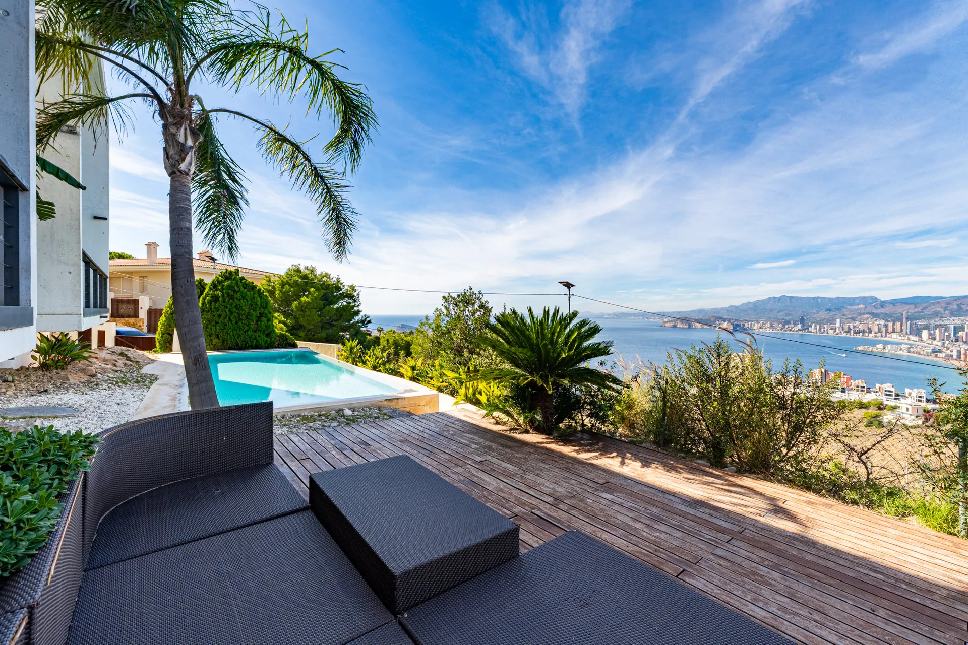 Vila de lux iconică cu vederi panoramice la mare de vânzare în Benidorm