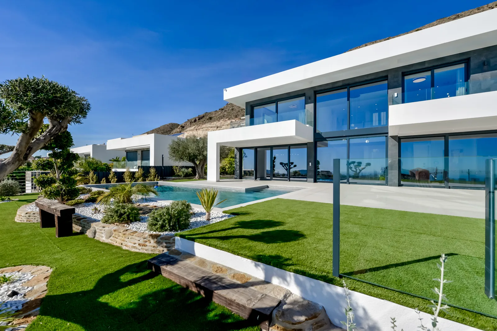 Modern villa for sale in Finestrat with panoramic sea views.