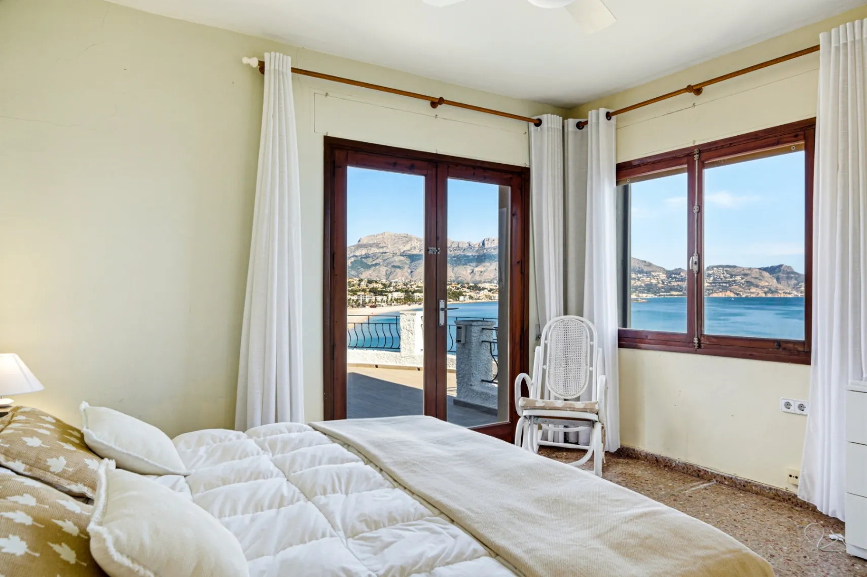 A once-in-a-lifetime opportunity on a cliff for sale in El Albir