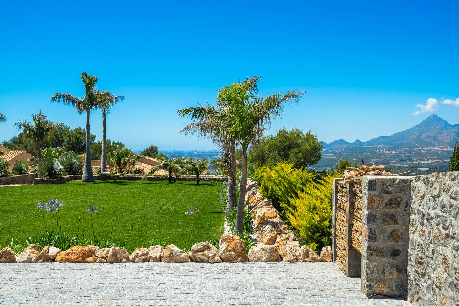 Vila modernă de lux cu vedere panoramică la mare de vânzare în Sierra de Altea.