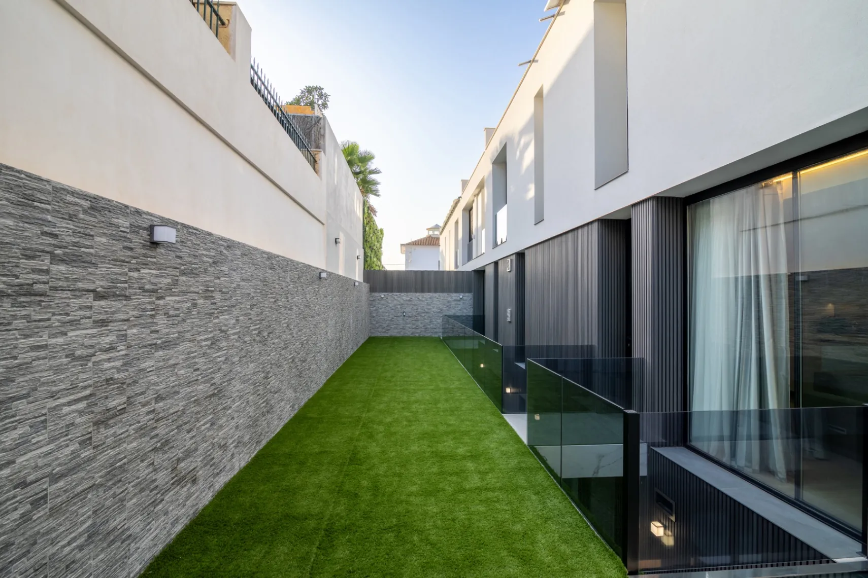 Vila modernă nou construită de vânzare în Albir, dotată cu tehnologie de înaltă performanță.