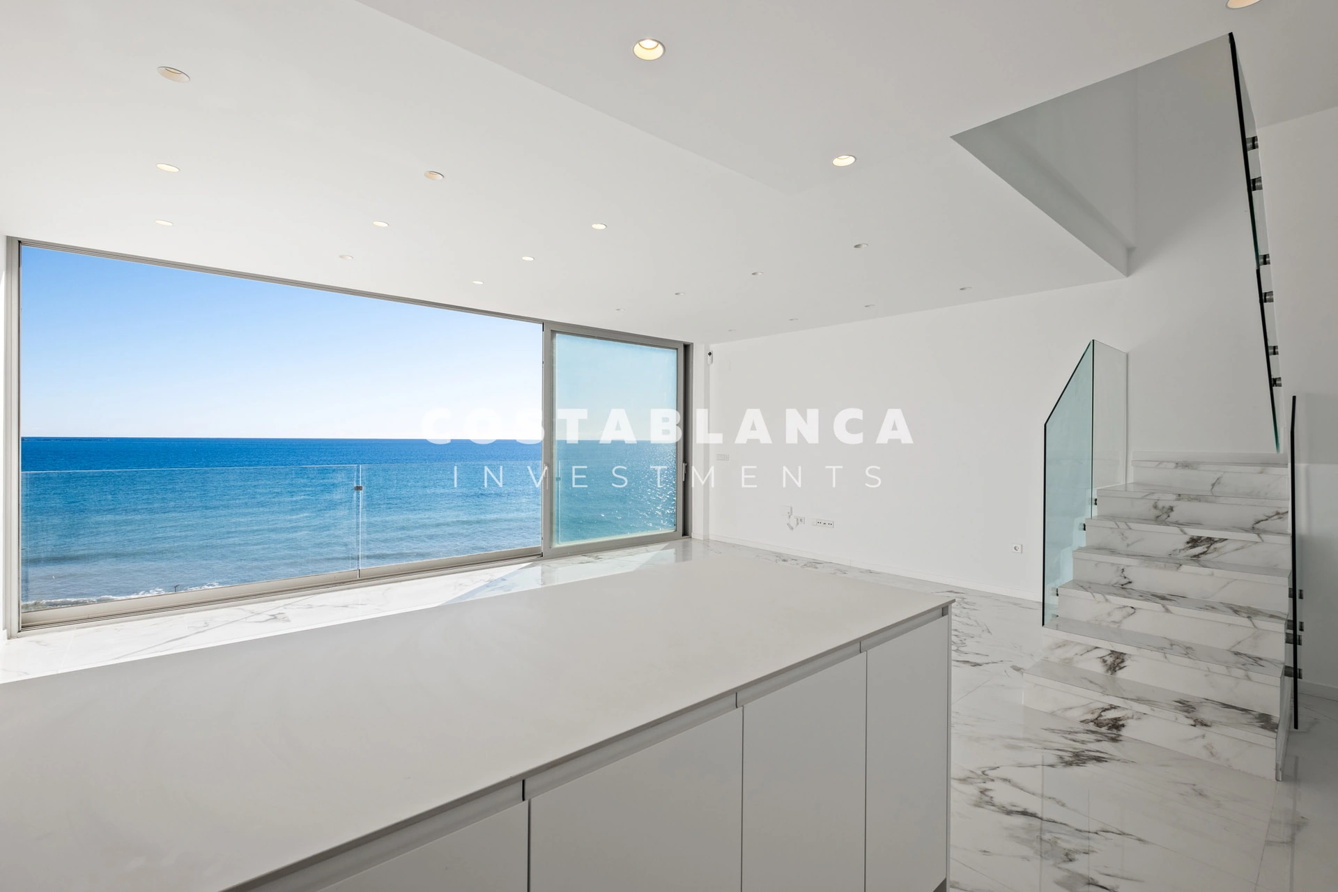 Exceptional Penthouse on the Front Line with Panoramic Sea Views in Villajoyosa