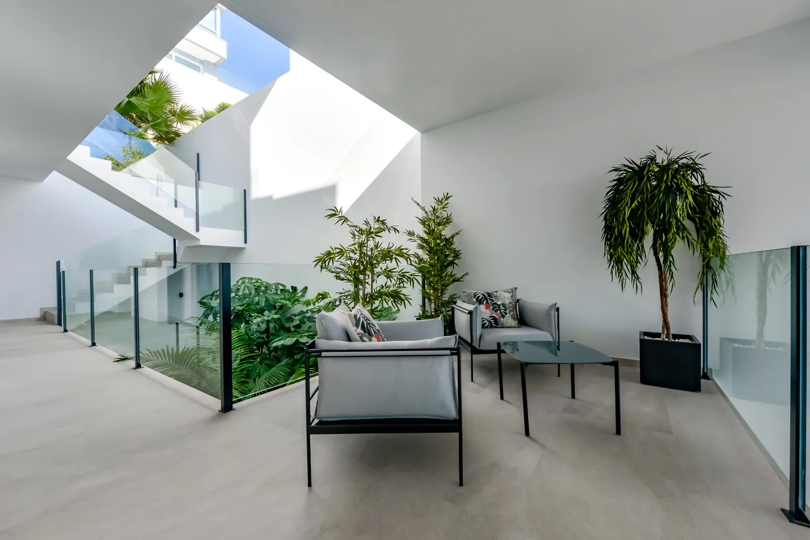 Modern villa for sale in Finestrat with panoramic sea views.