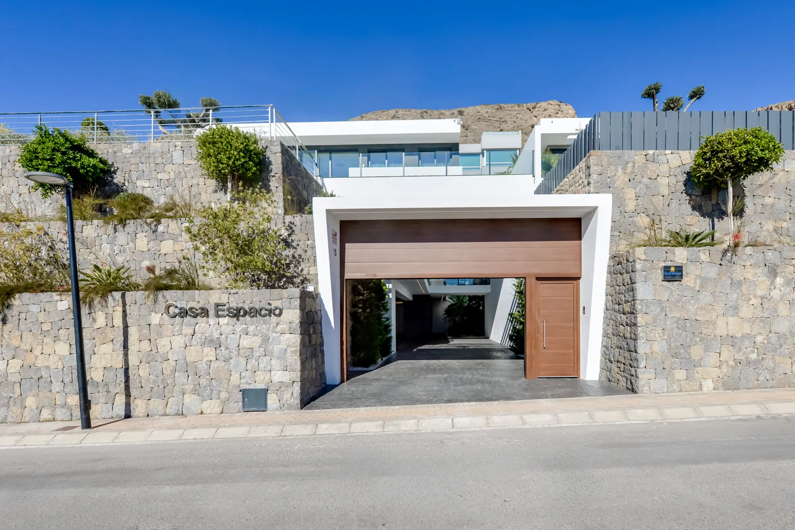 Modern villa for sale in Finestrat with panoramic sea views.