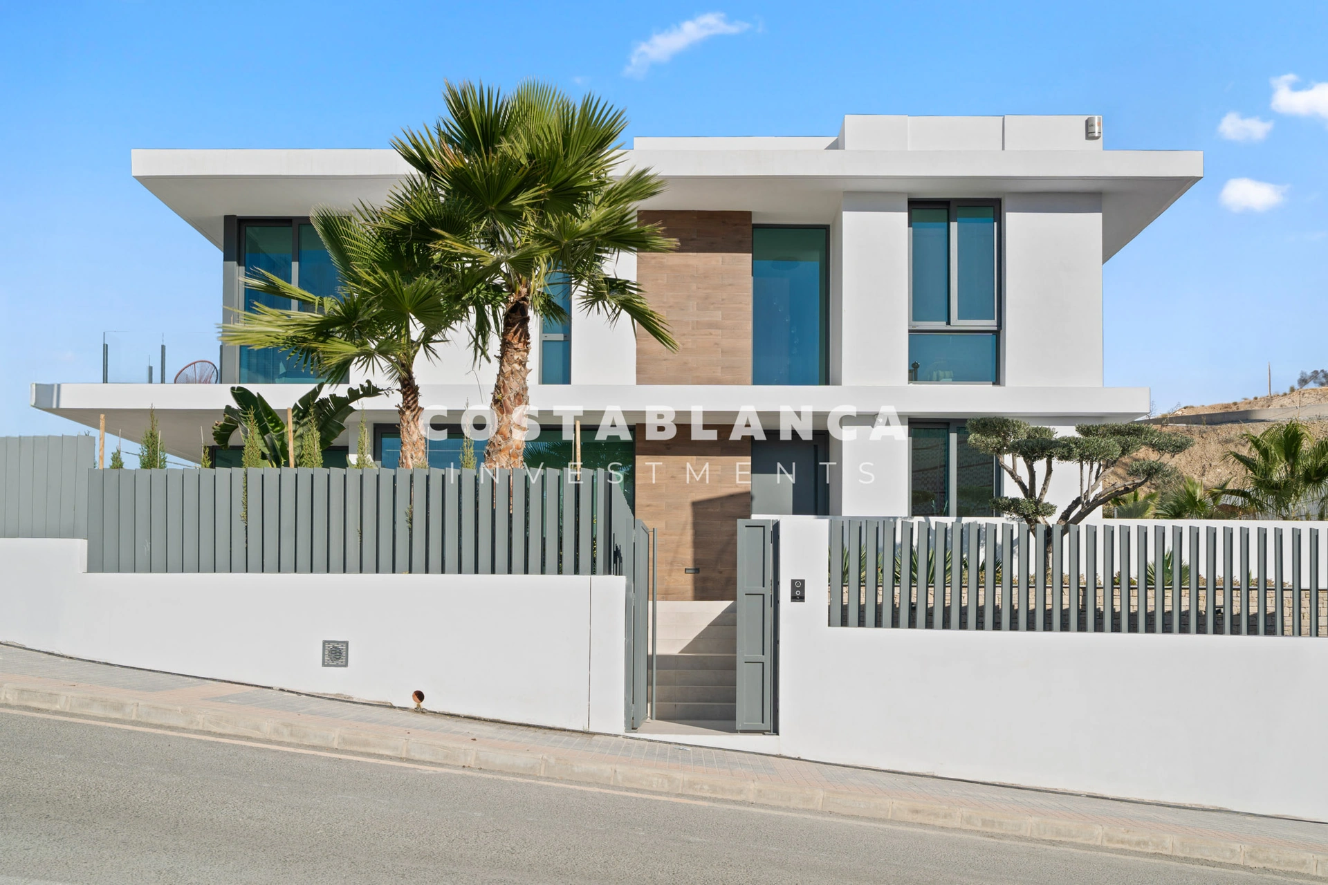 Vile independente moderne cu grădini private și finisaje premium de vânzare în Benidorm.