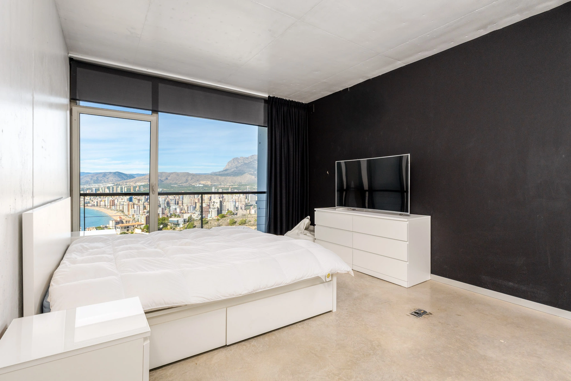 Vila de lux iconică cu vederi panoramice la mare de vânzare în Benidorm