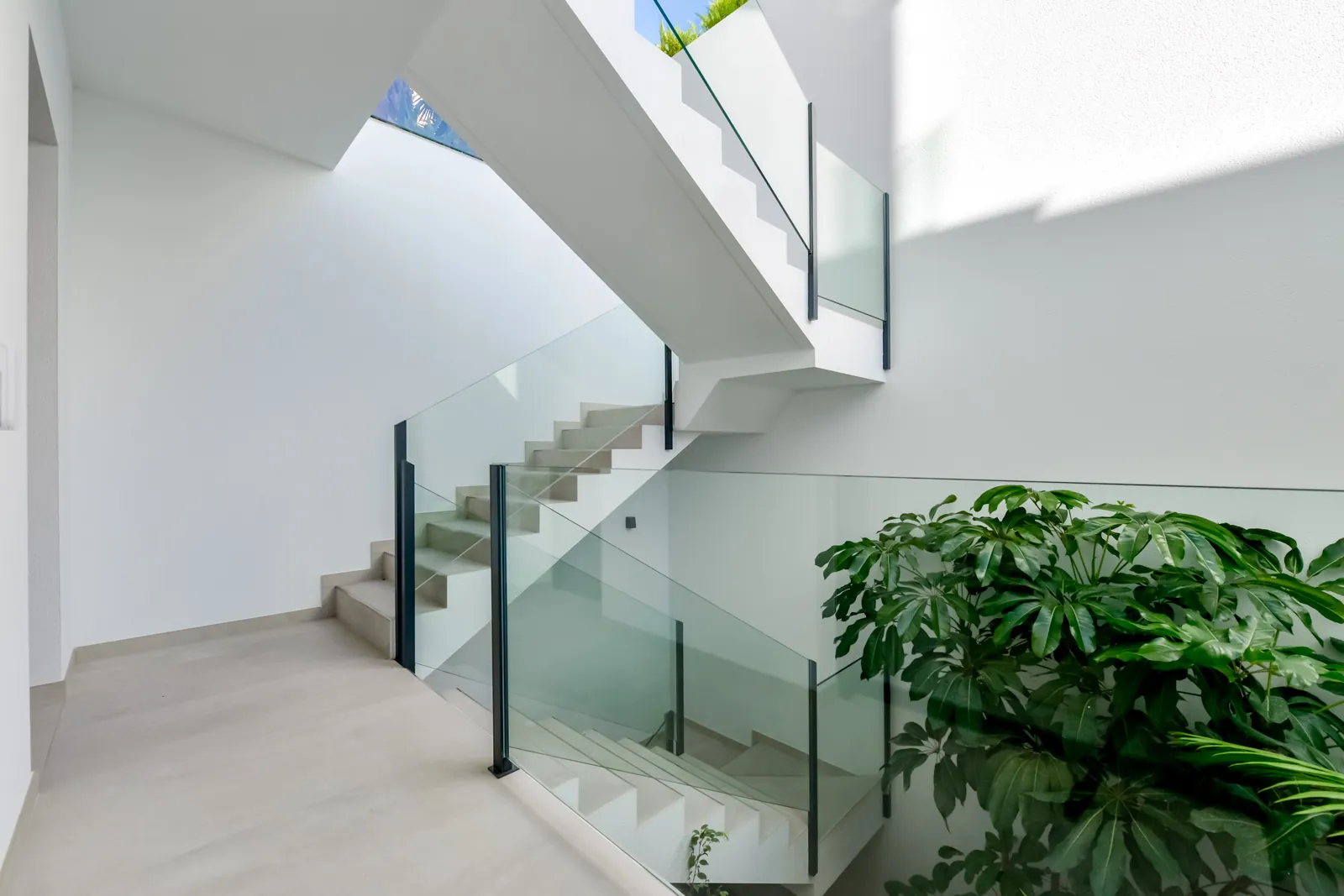 Modern villa for sale in Finestrat with panoramic sea views.