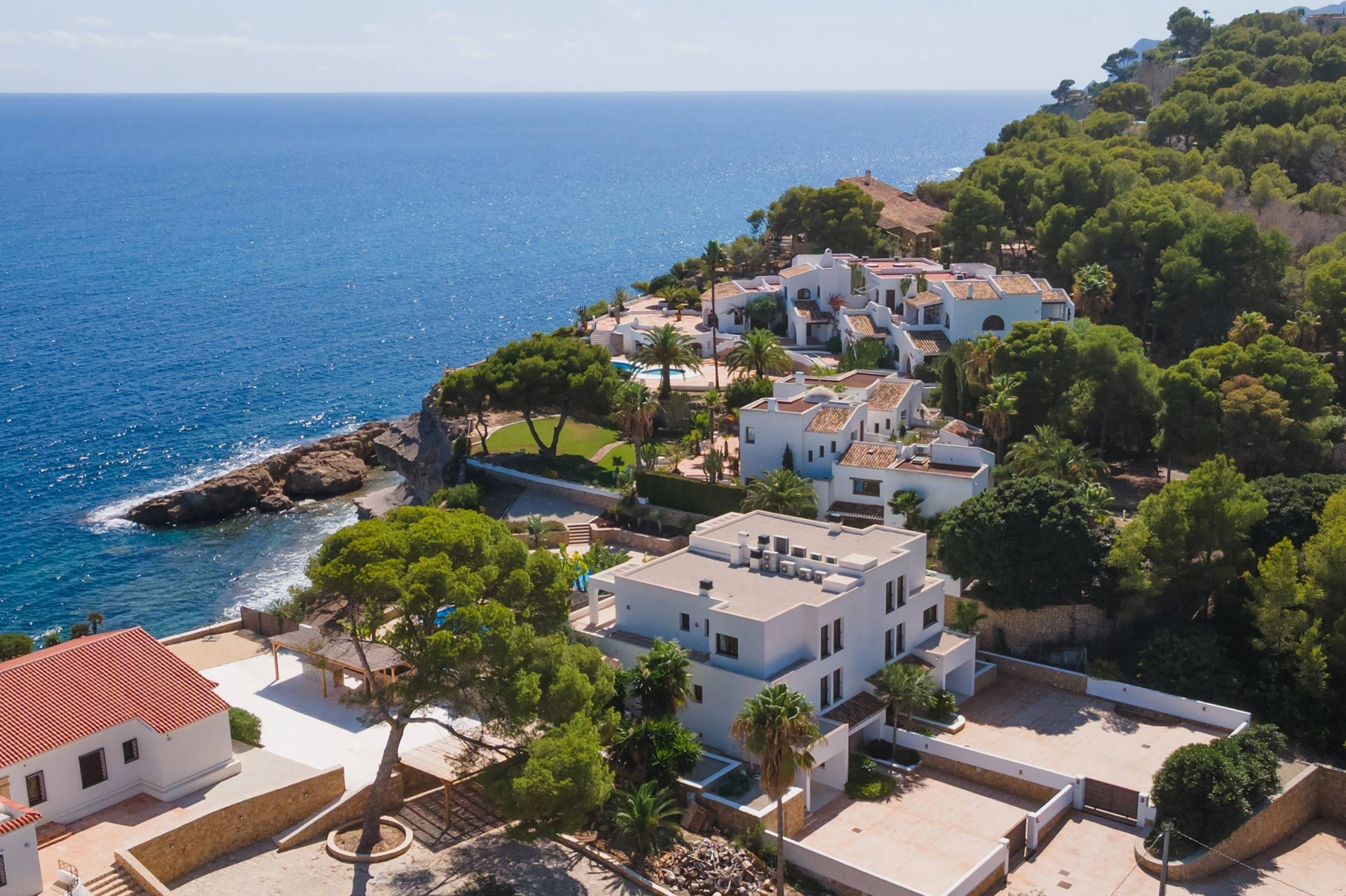 Villa Andrago Contemporary Mediterranean Residence for Sale on the Frontline in Moraira