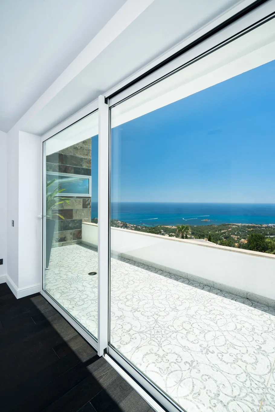 Vila modernă de lux cu vedere panoramică la mare de vânzare în Sierra de Altea.