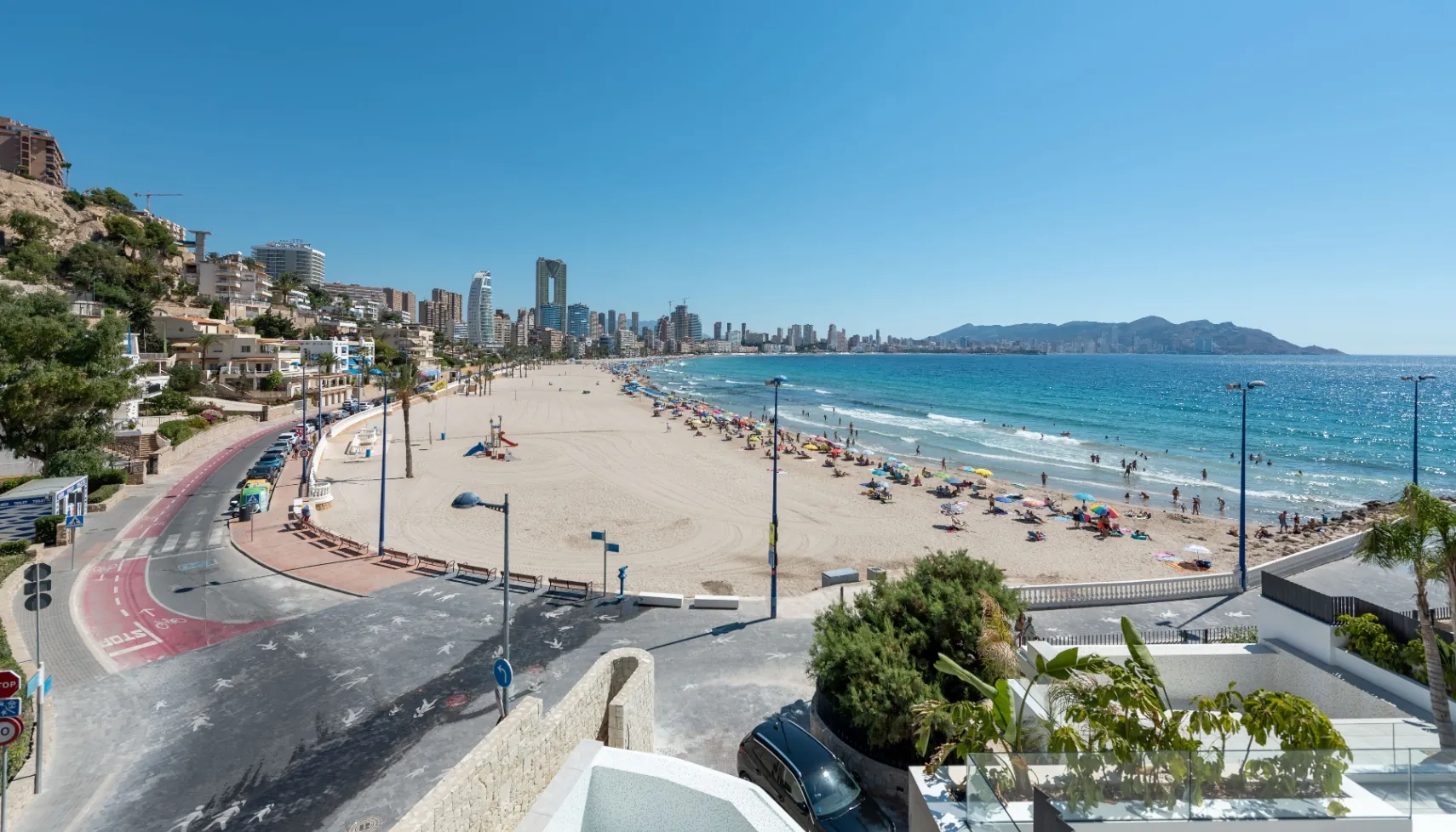 Duplex de lux la malul mării, cu piscină privată, de vânzare în Benidorm.