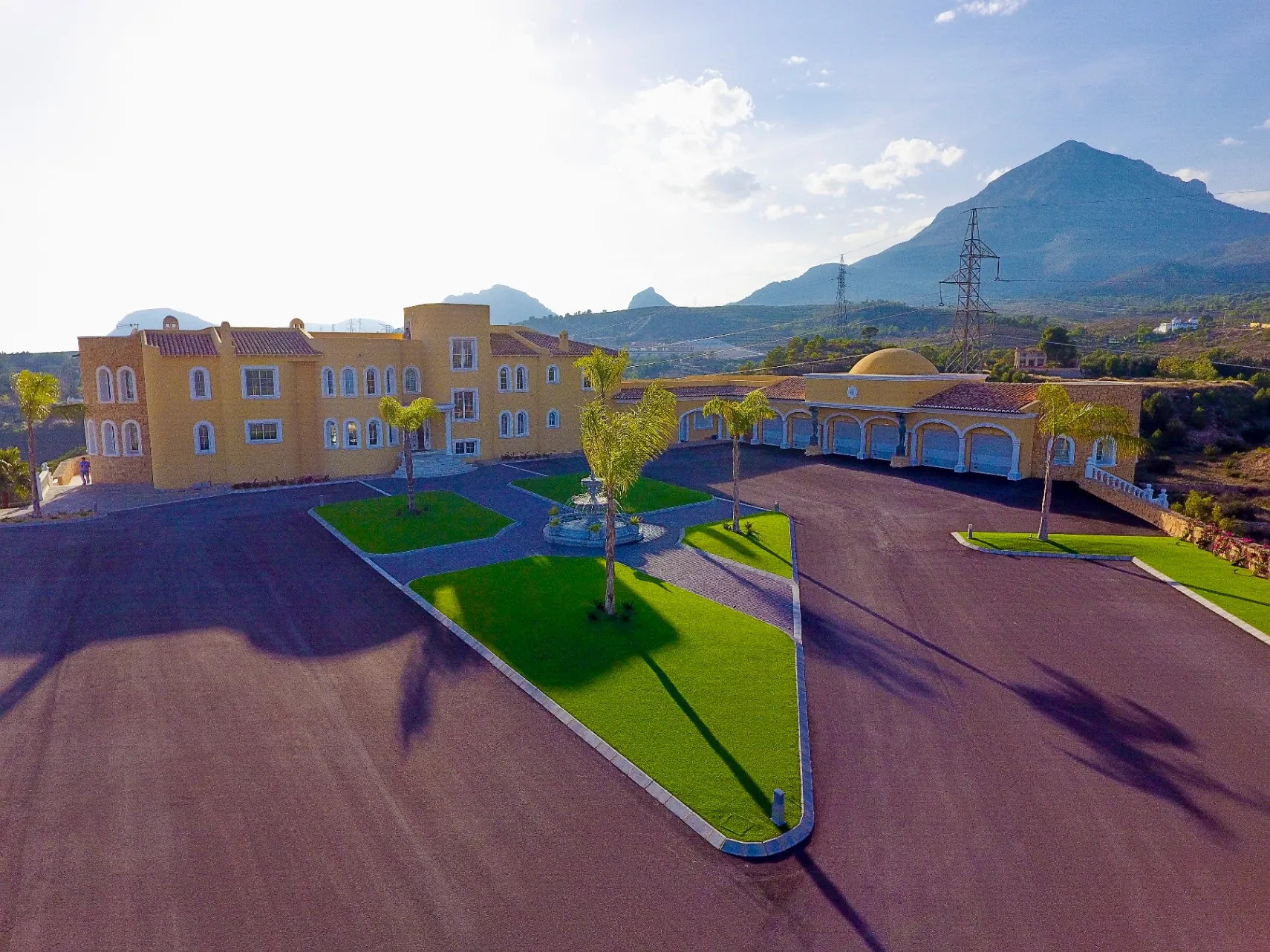 Vila panoramică de lux în La Nucia cu peste 2,000 m² de eleganță