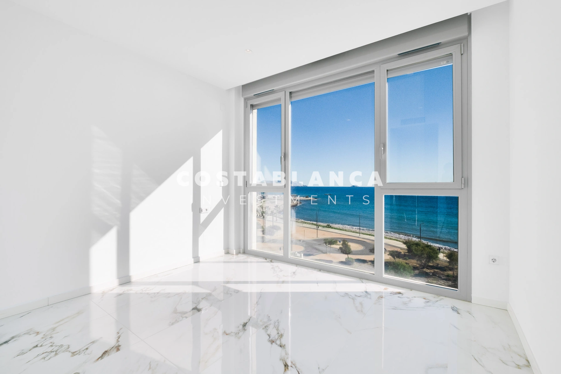 Exceptional Penthouse on the Front Line with Panoramic Sea Views in Villajoyosa
