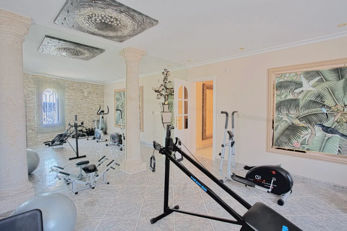 Vila panoramică de lux în La Nucia cu peste 2,000 m² de eleganță