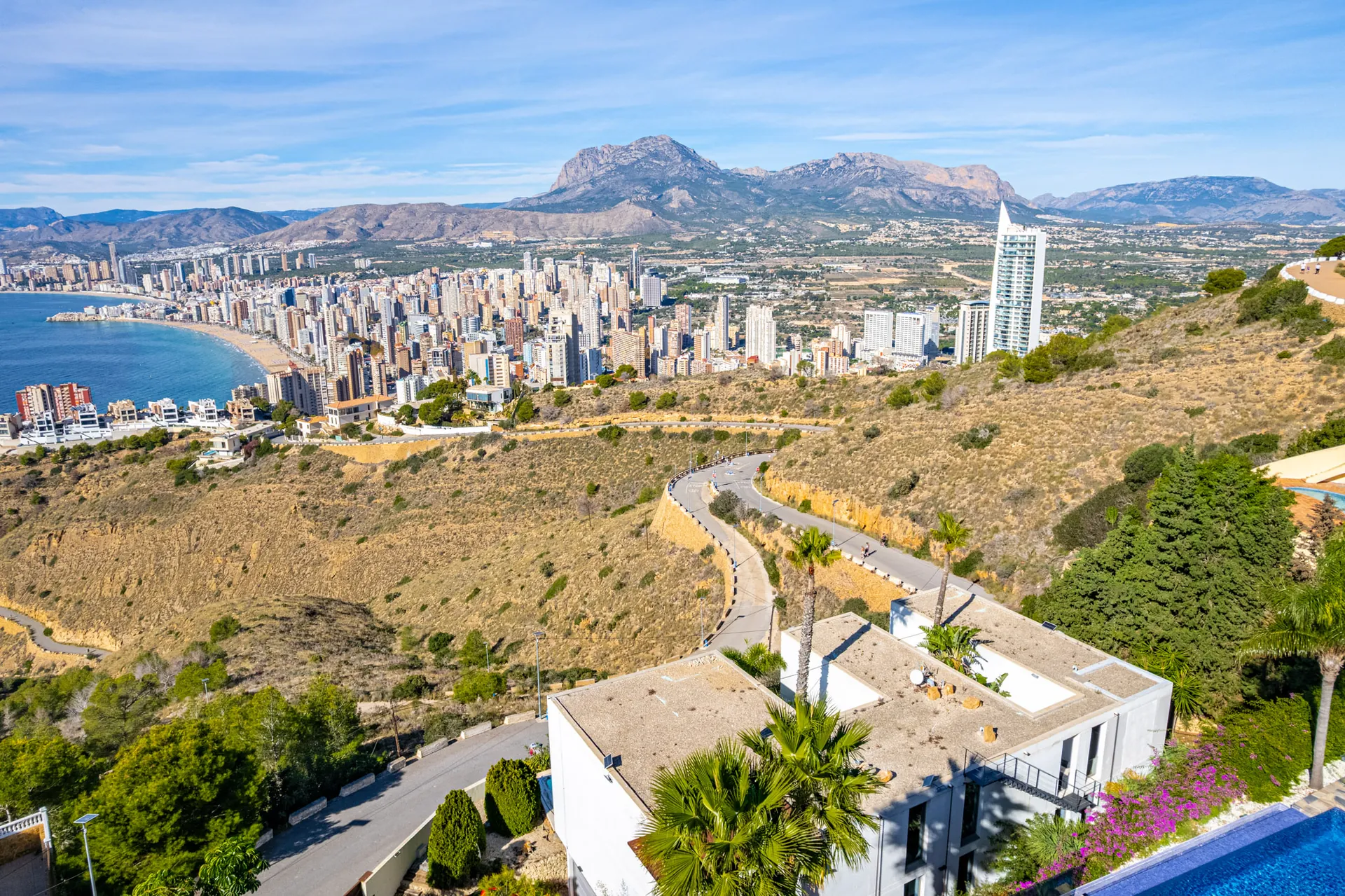 Vila de lux iconică cu vederi panoramice la mare de vânzare în Benidorm