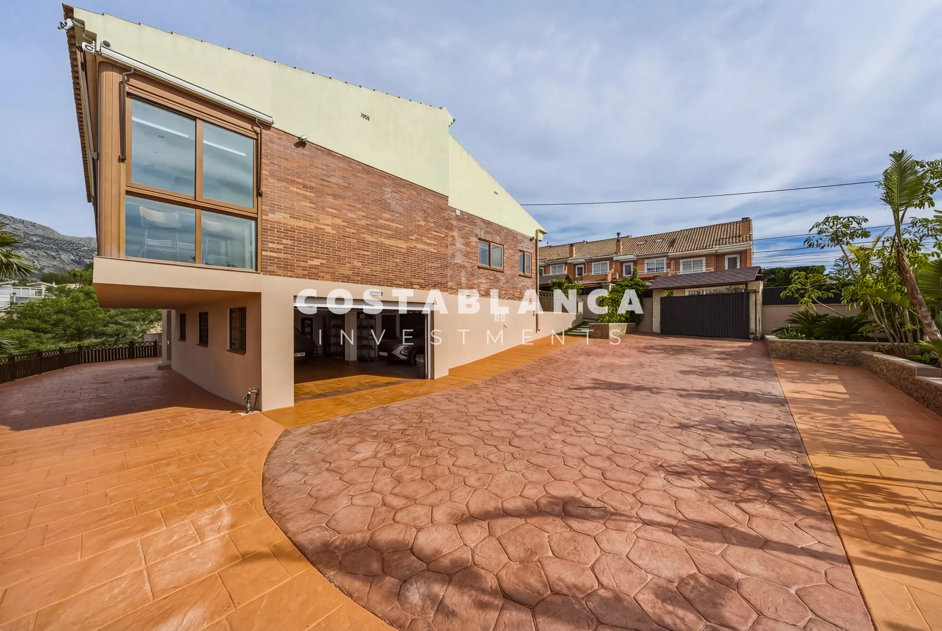 Premium 5-bedroom villa with pool and sea views for sale in La Nucía.