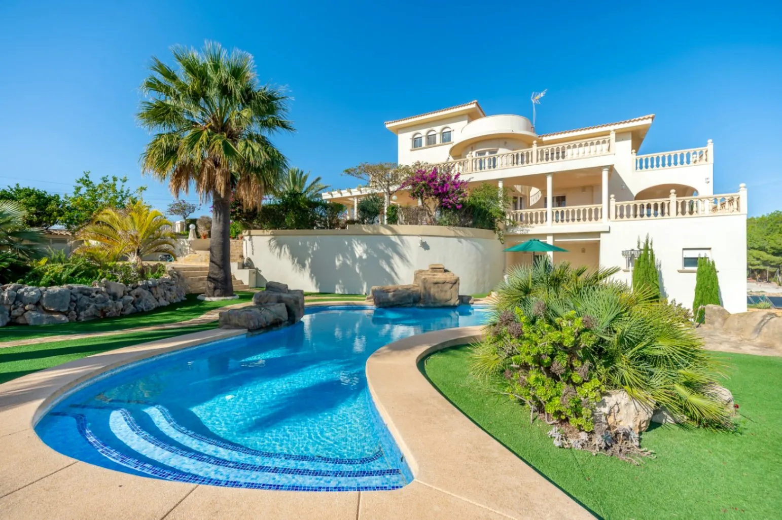 Villa for sale in Benidorm with sea Views and large Plot