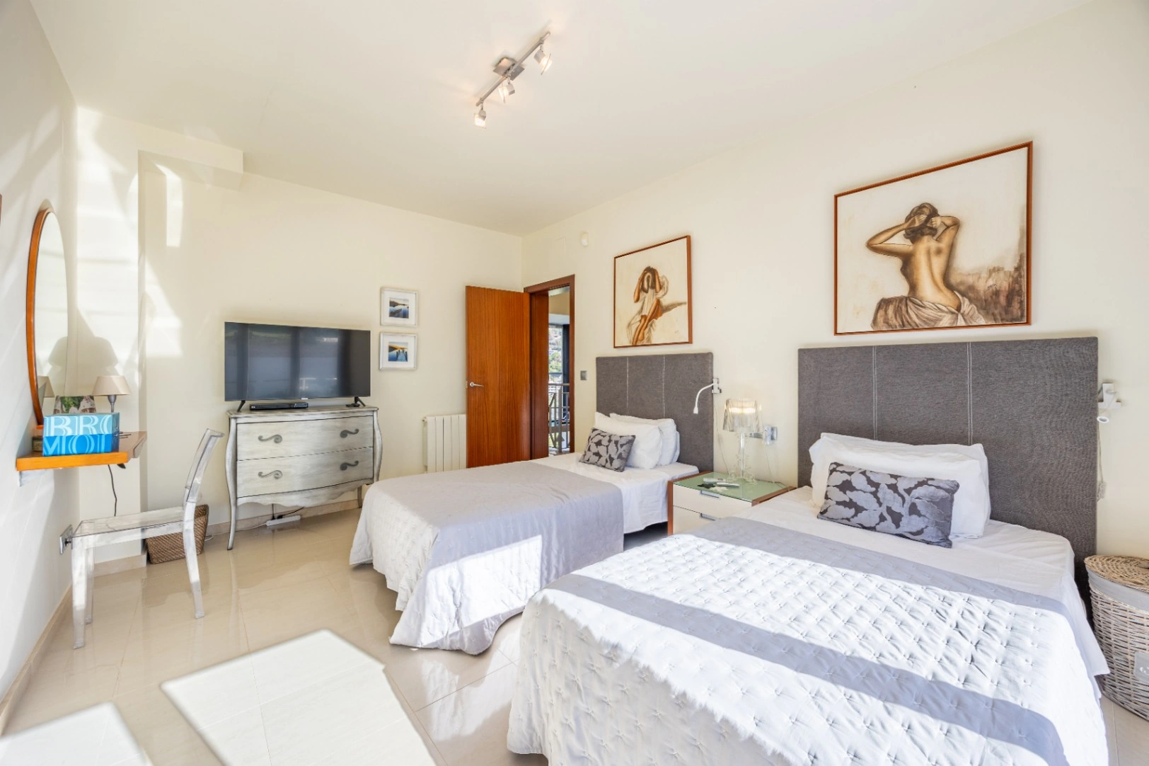 Stunning Villa with Mountain Views for Sale in Altea La Vella