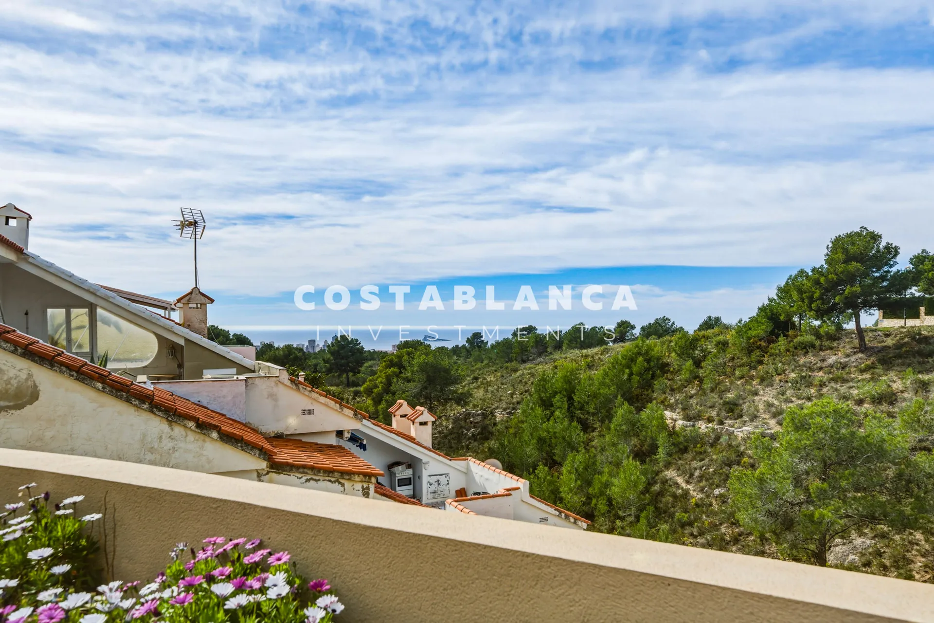 Premium 5-bedroom villa with pool and sea views for sale in La Nucía.