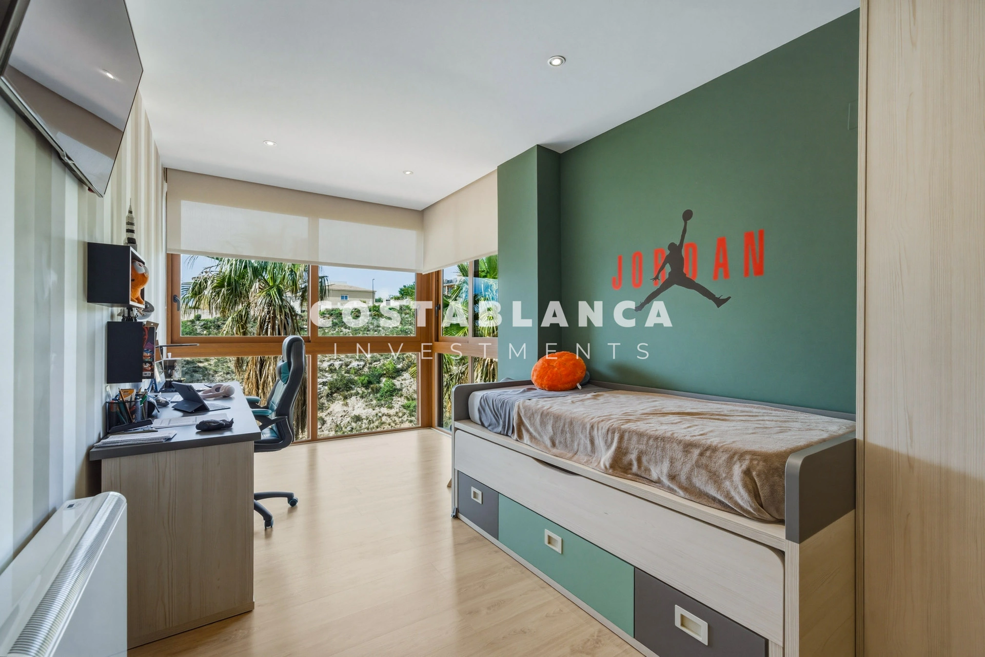 Premium 5-bedroom villa with pool and sea views for sale in La Nucía.
