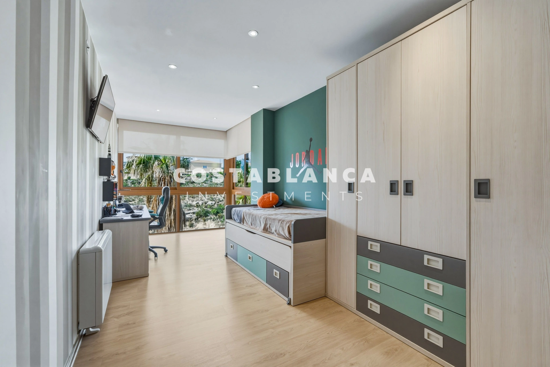 Premium 5-bedroom villa with pool and sea views for sale in La Nucía.