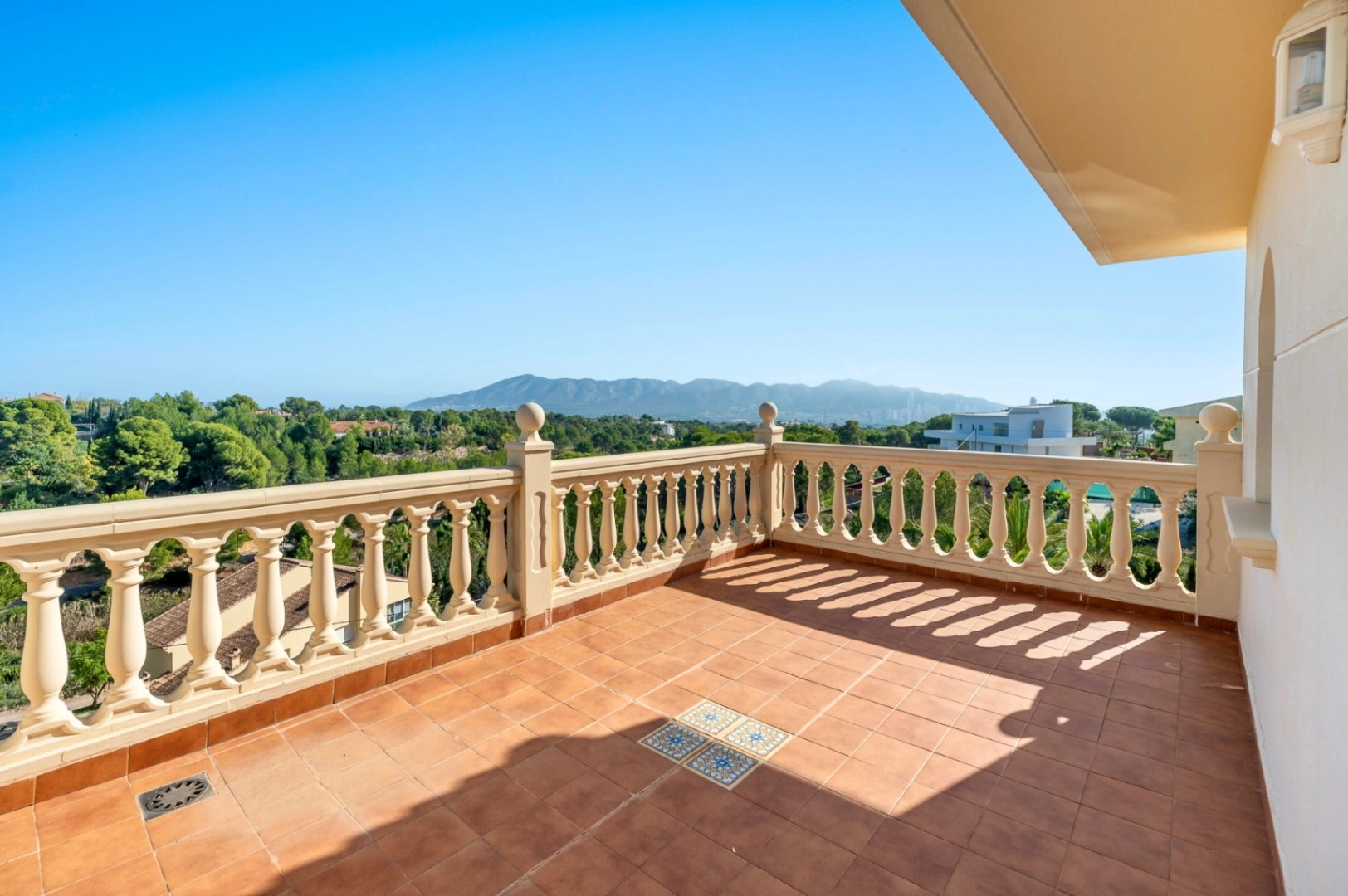 Villa for sale in Benidorm with sea Views and large Plot