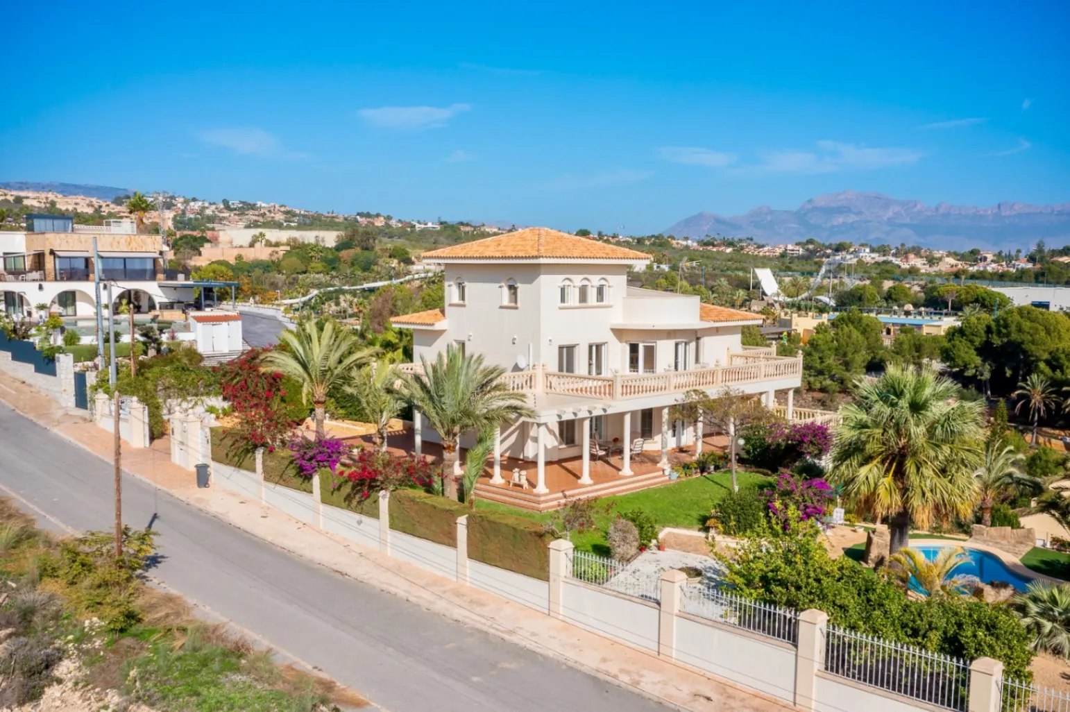Villa for sale in Benidorm with sea Views and large Plot