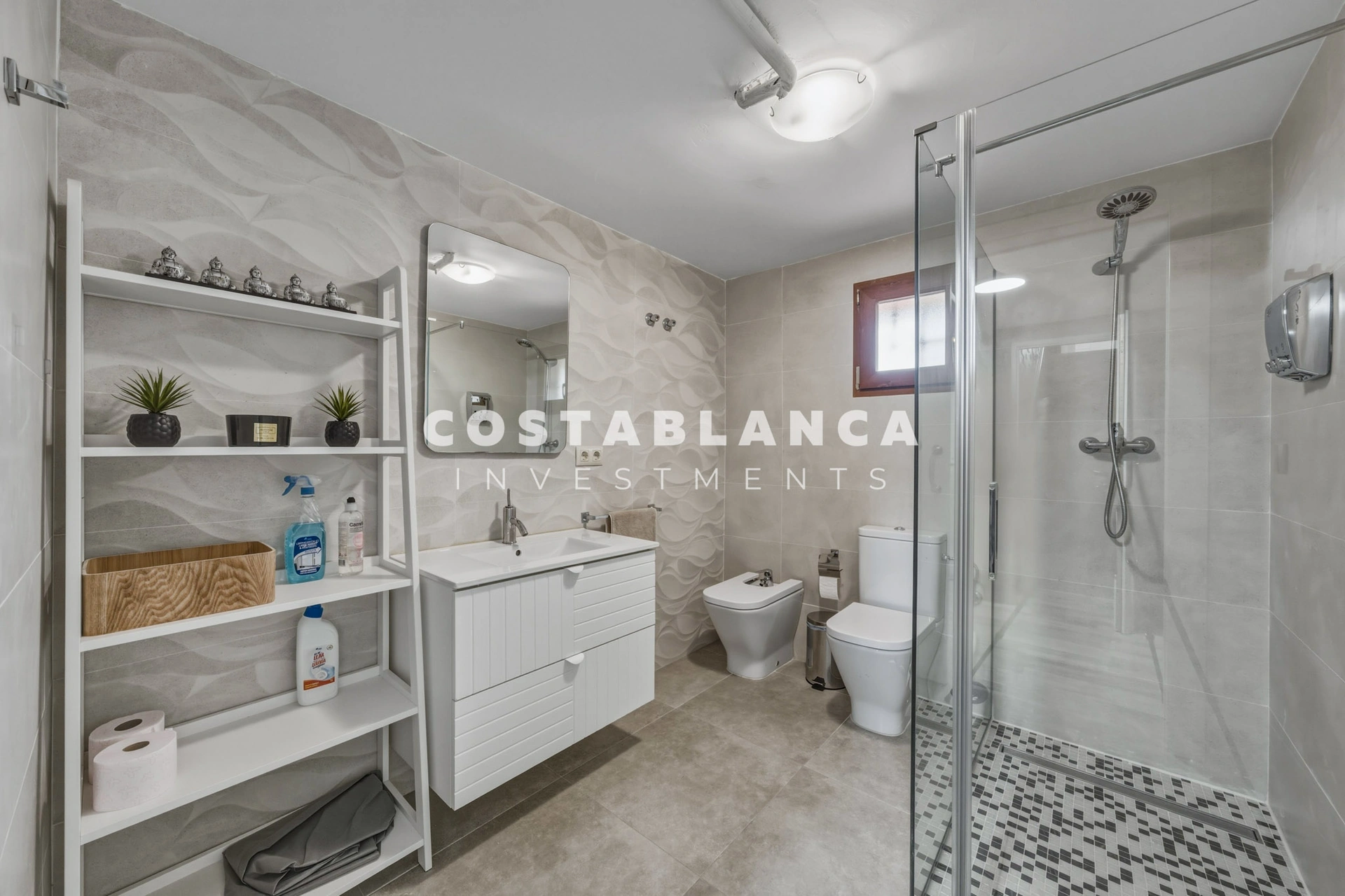 Premium 5-bedroom villa with pool and sea views for sale in La Nucía.