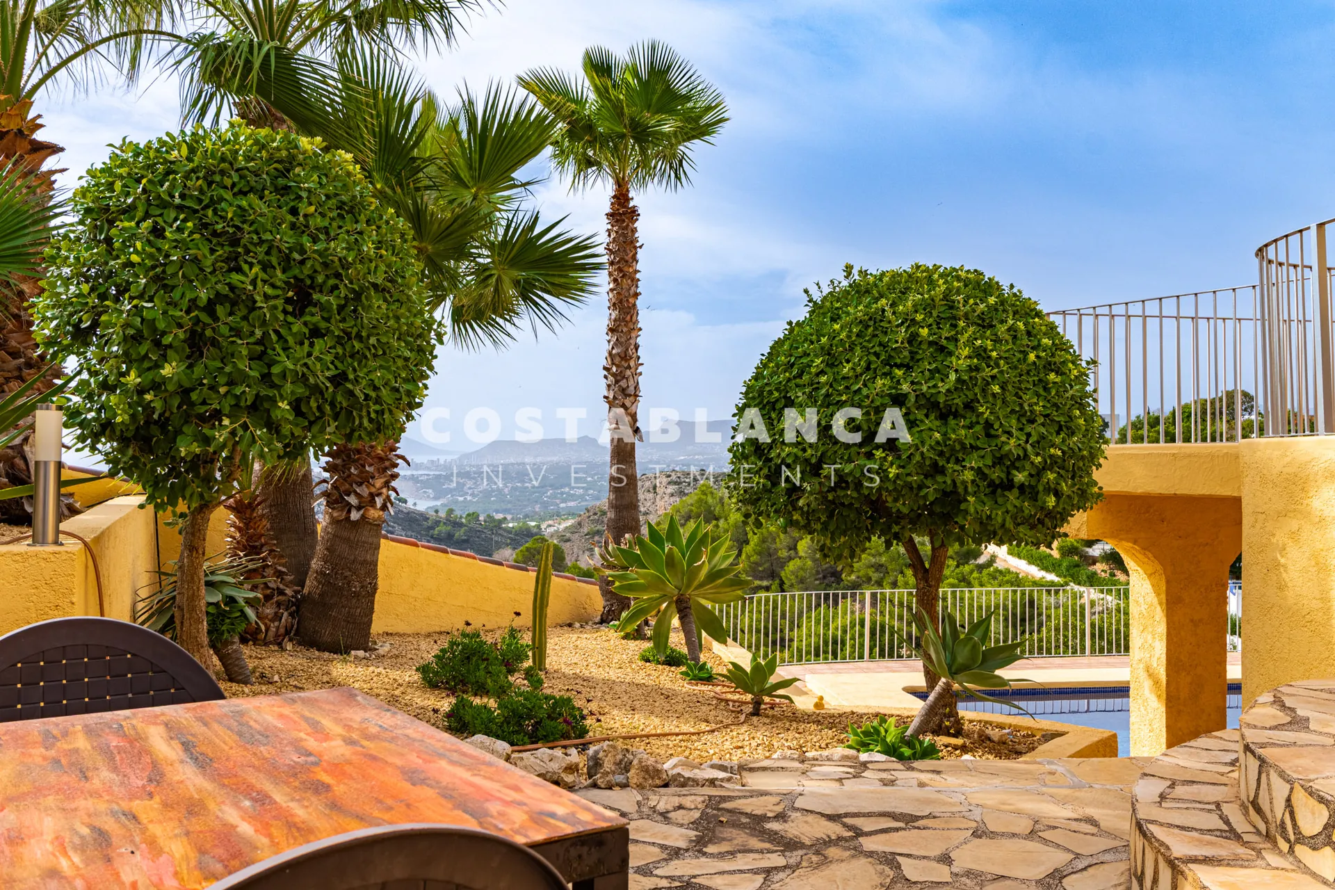 Vila mediteraneană cu vederi panoramice la mare și la munte de vânzare în Benitachell.