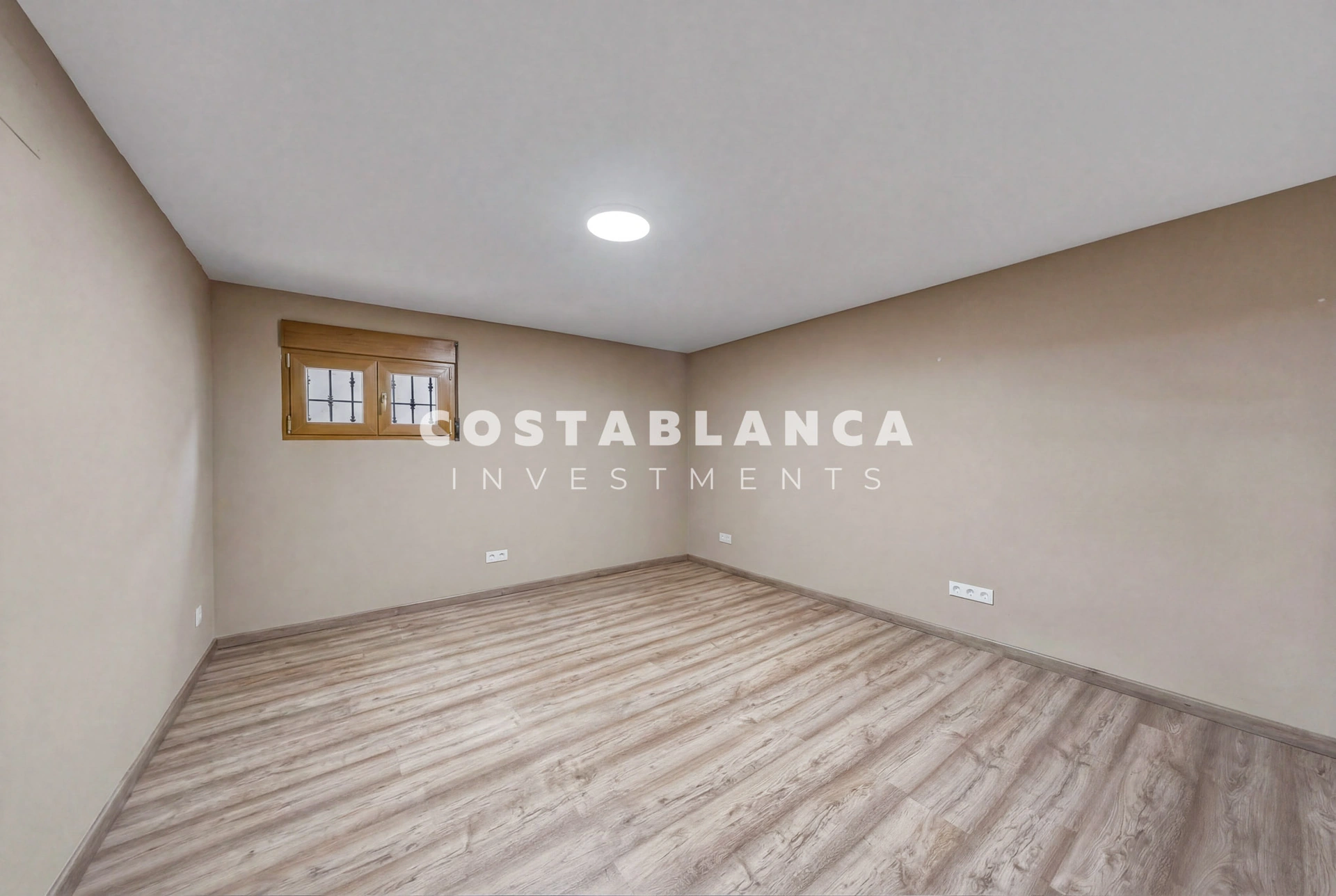 Premium 5-bedroom villa with pool and sea views for sale in La Nucía.