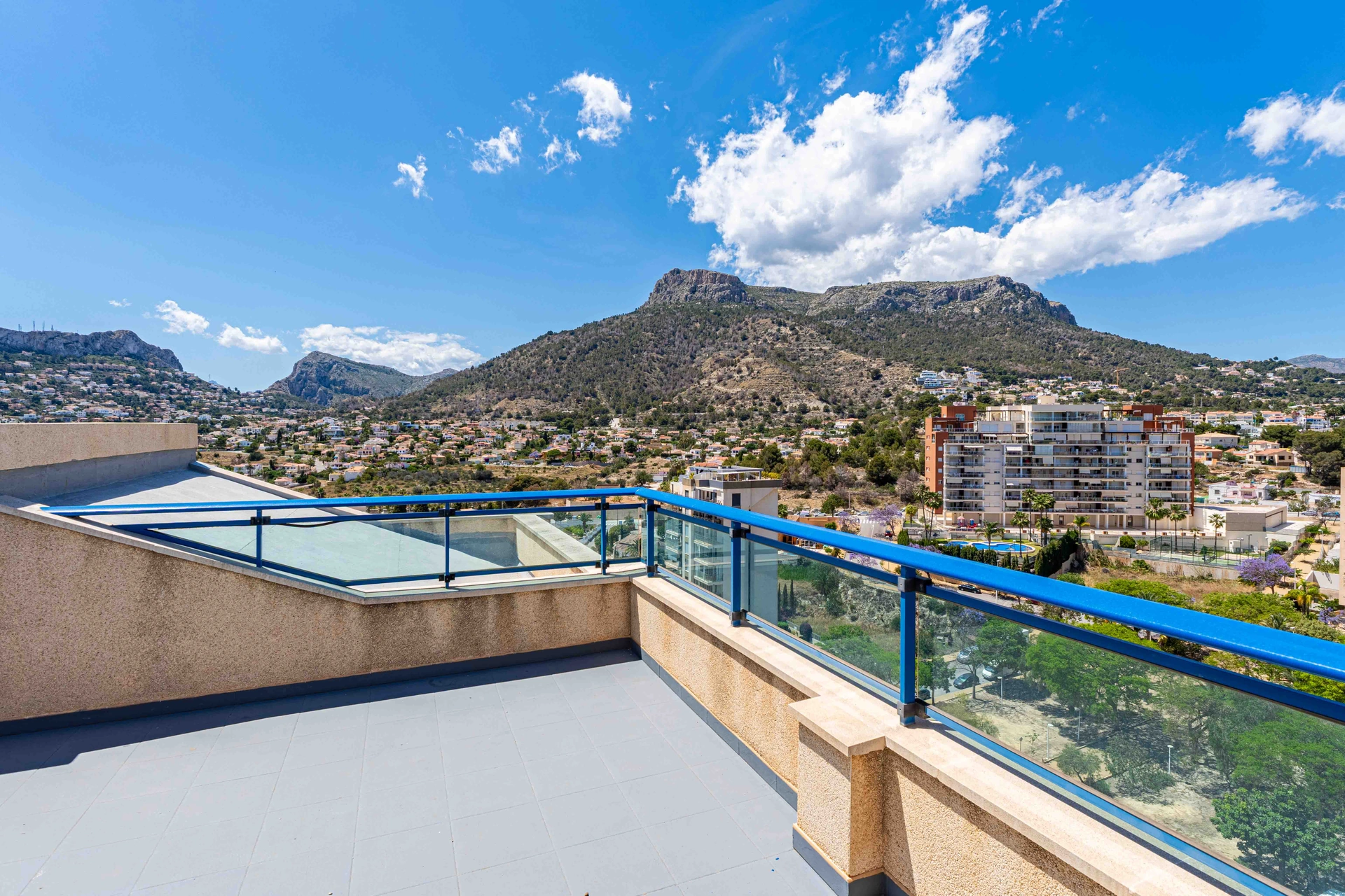 Spectaculos ático triplex de vânzare cu vedere de 360 de grade în Calpe.