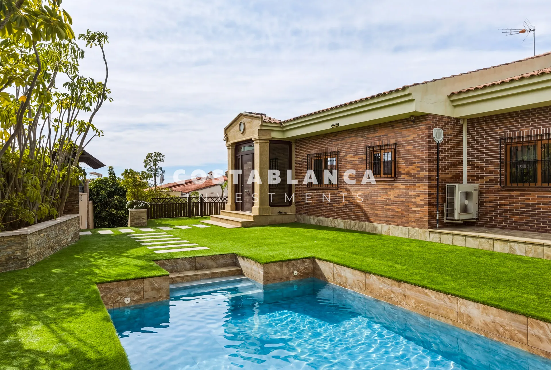 Premium 5-bedroom villa with pool and sea views for sale in La Nucía.
