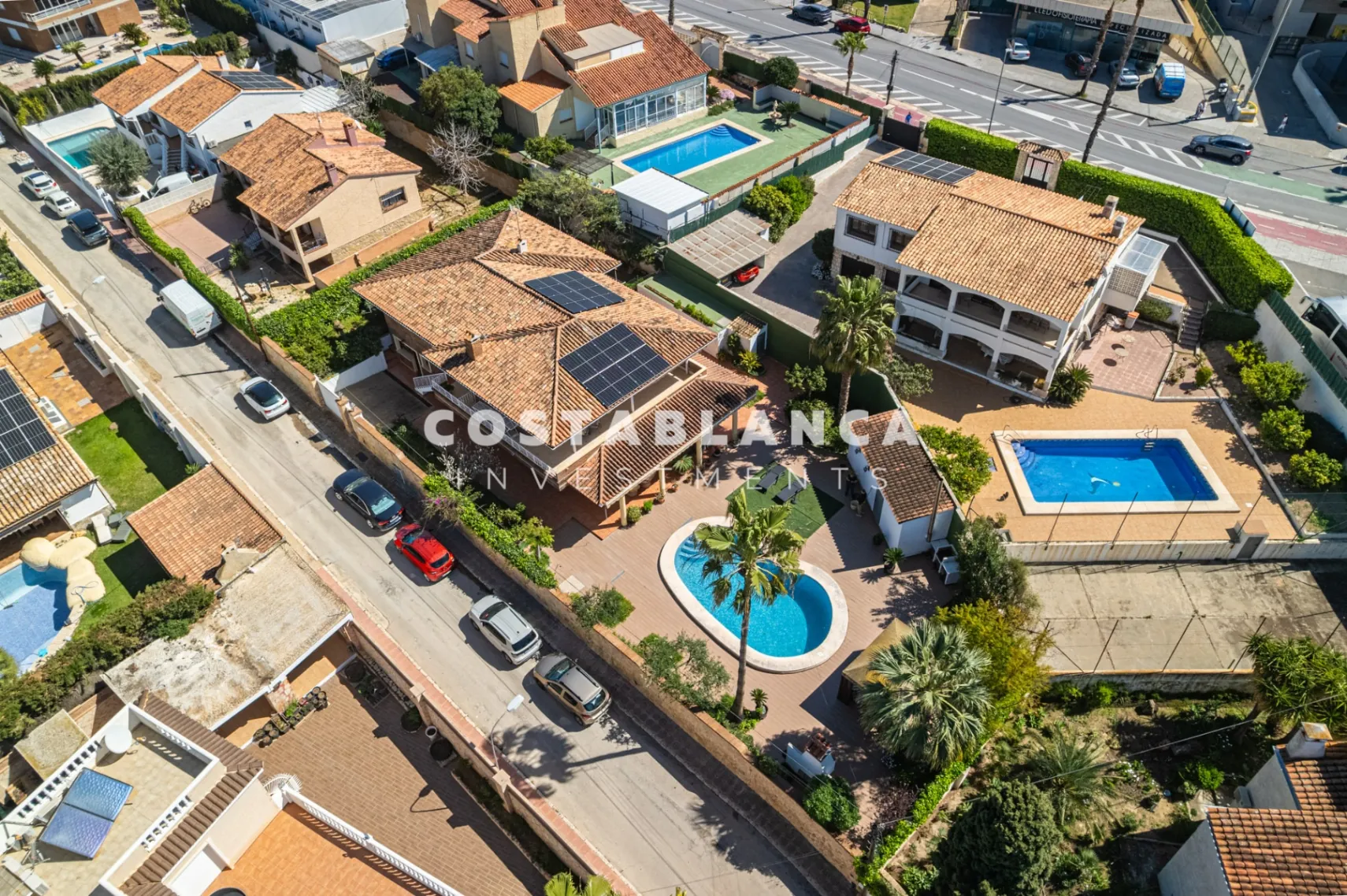 Vilă mediteraneană de lux de vânzare în Benidorm cu grădină, terase și intimitate.