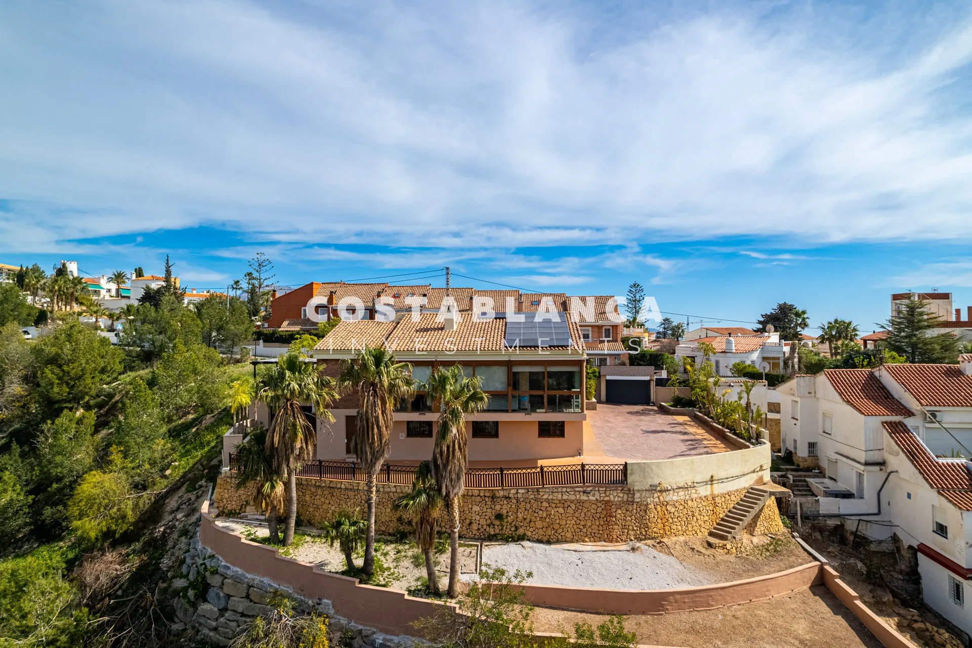 Premium 5-bedroom villa with pool and sea views for sale in La Nucía.