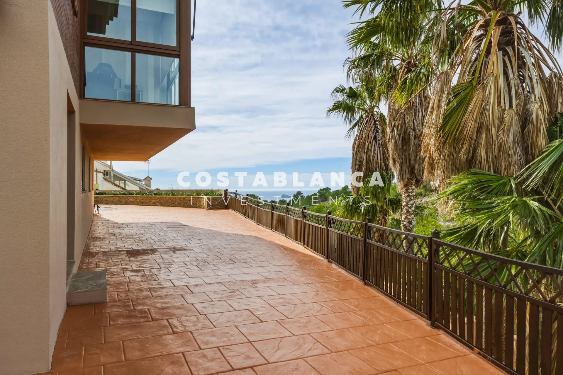 Premium 5-bedroom villa with pool and sea views for sale in La Nucía.