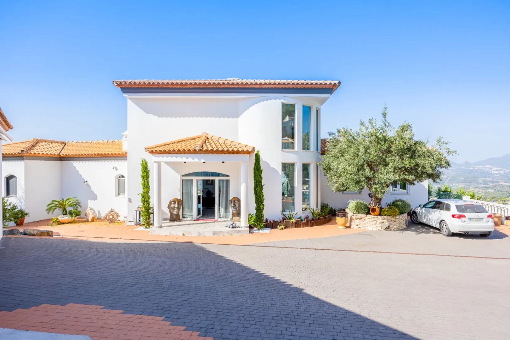 Luxury Villa with Spacious Garage and Sea Views for Sale in Altea la Vella