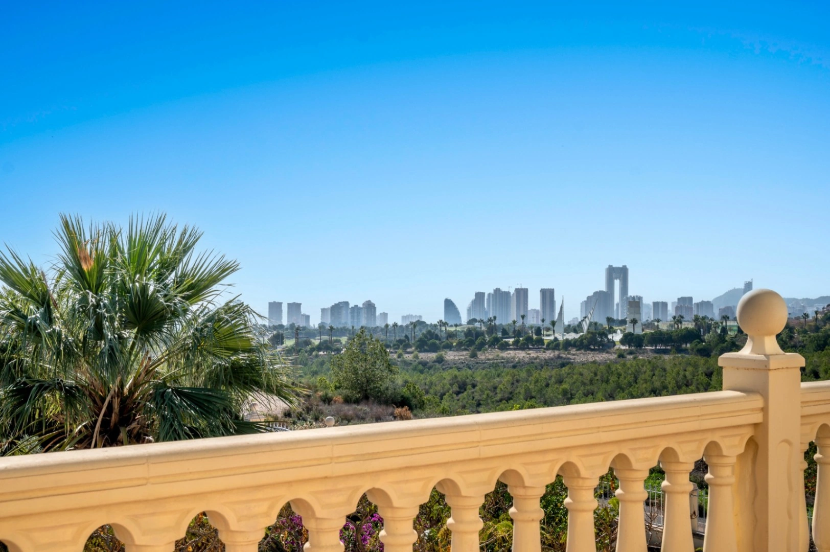 Villa for sale in Benidorm with sea Views and large Plot