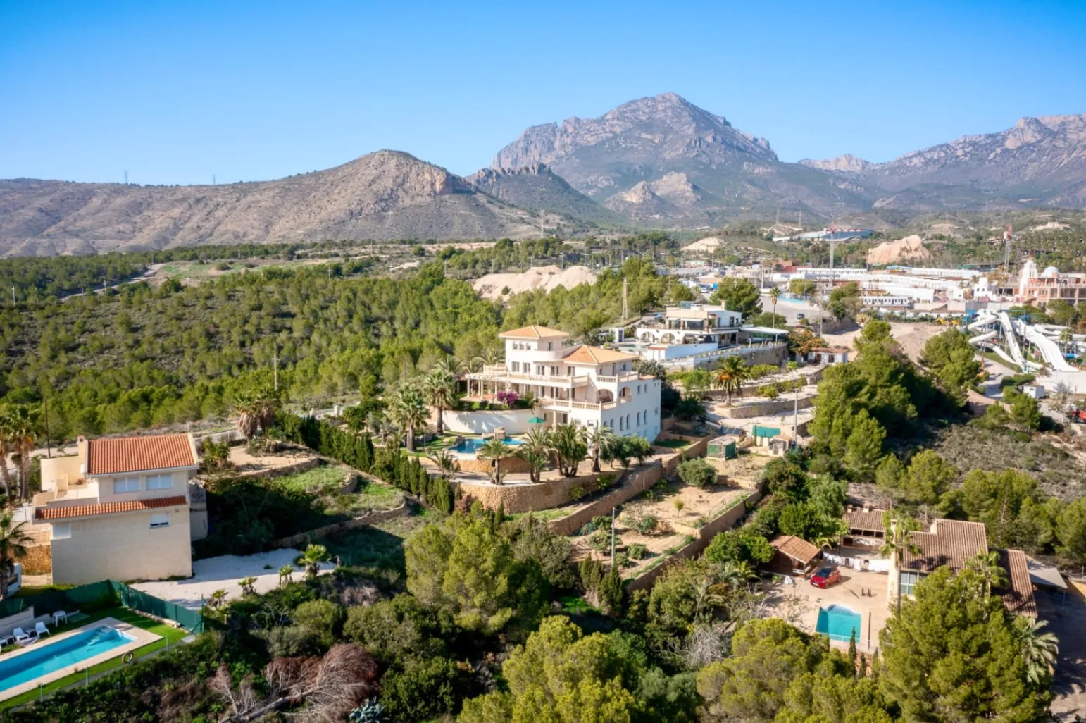 Villa for sale in Benidorm with sea Views and large Plot