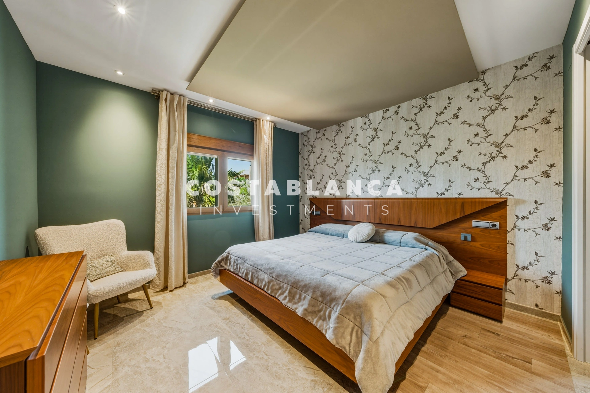 Premium 5-bedroom villa with pool and sea views for sale in La Nucía.