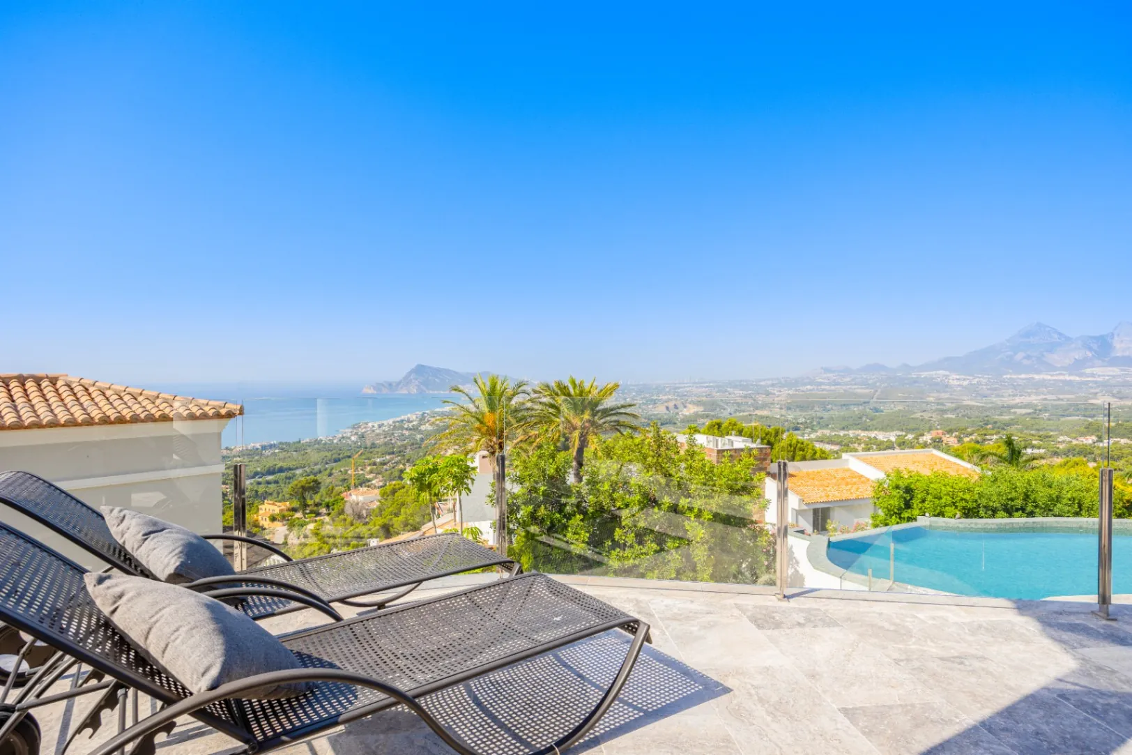 Luxury Villa with Spacious Garage and Sea Views for Sale in Altea la Vella