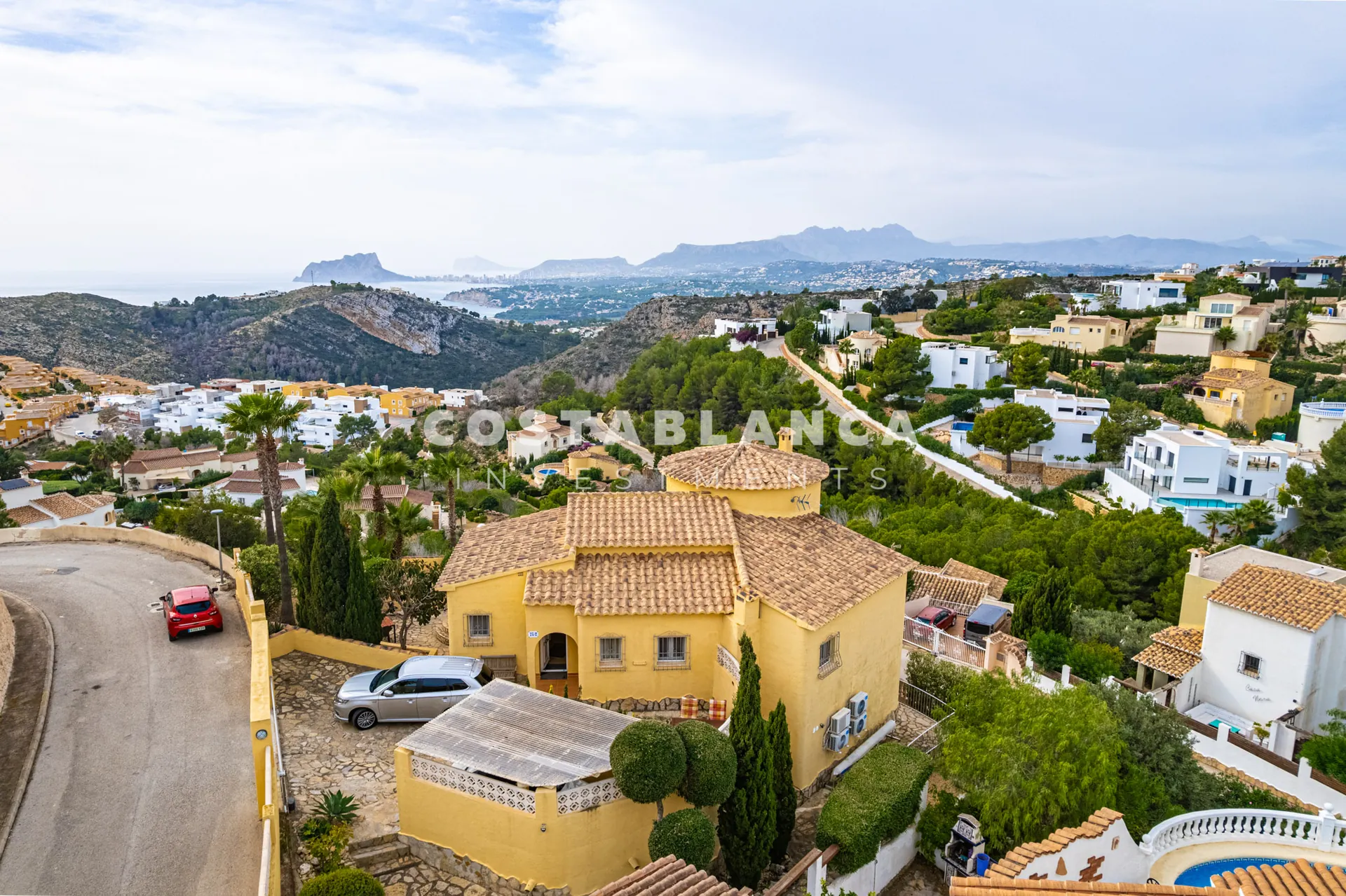 Vila mediteraneană cu vederi panoramice la mare și la munte de vânzare în Benitachell.