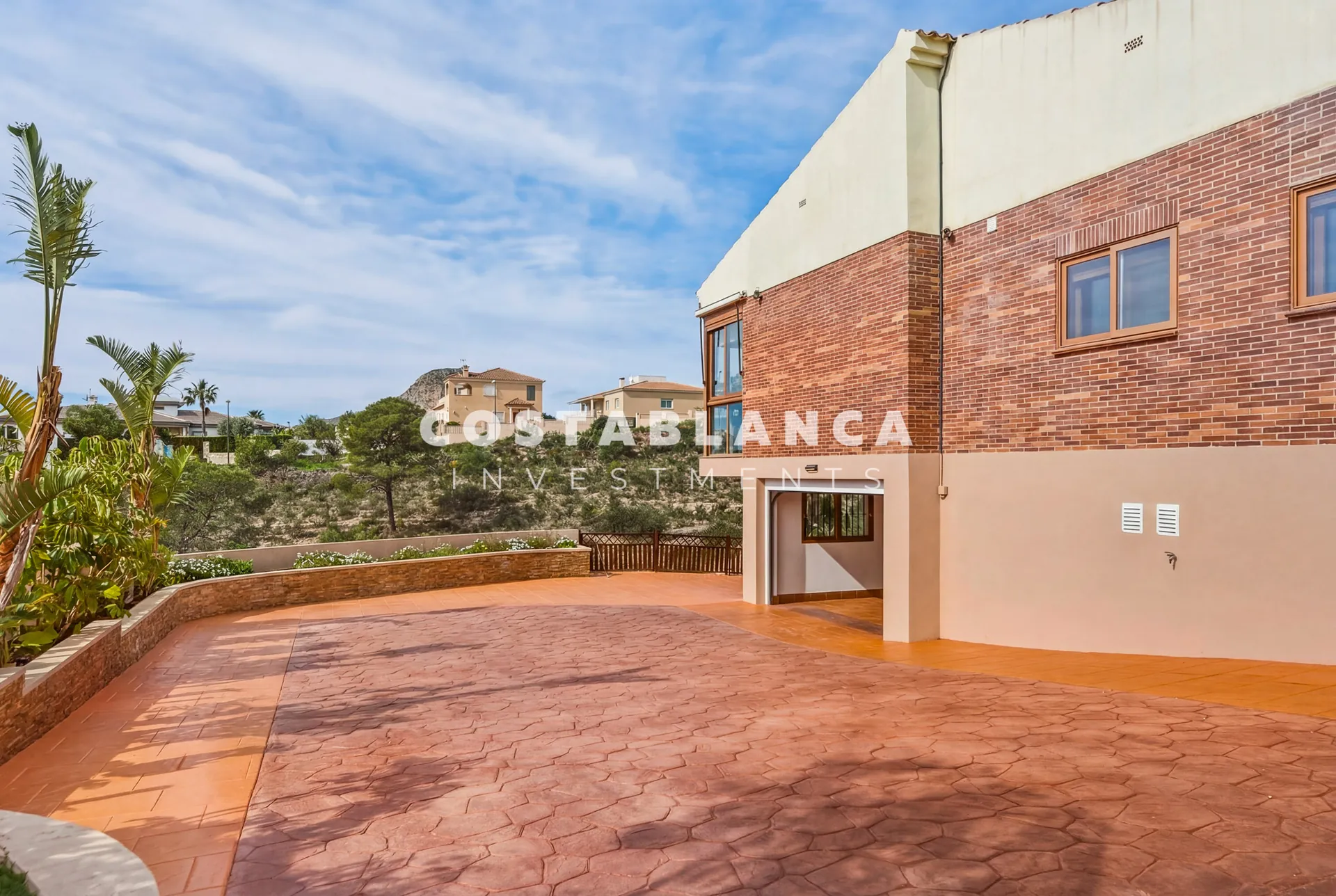 Premium 5-bedroom villa with pool and sea views for sale in La Nucía.