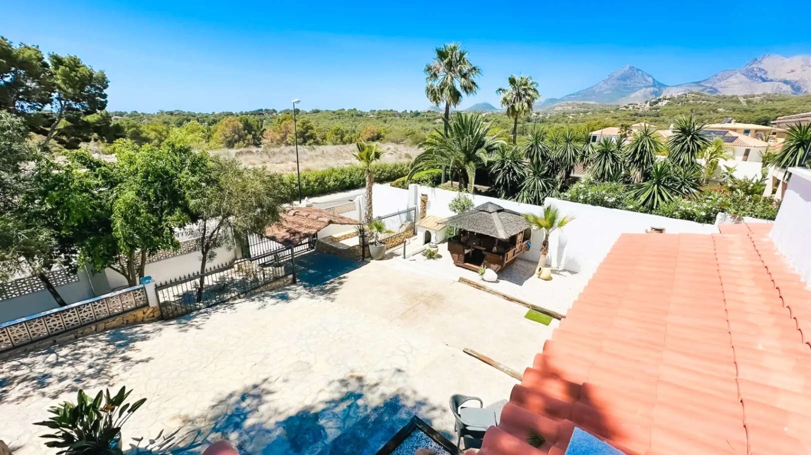Villa In La Nucia With Pool and Garden For sale