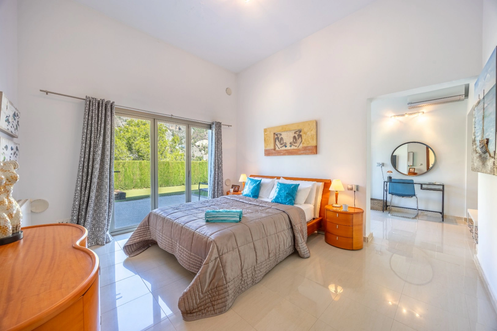 Stunning Villa with Mountain Views for Sale in Altea La Vella