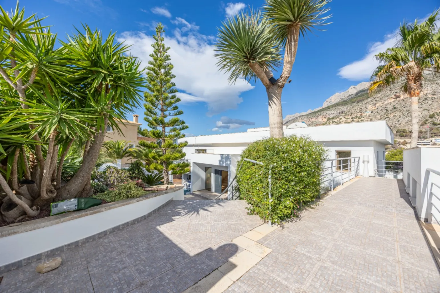Stunning Villa with Mountain Views for Sale in Altea La Vella