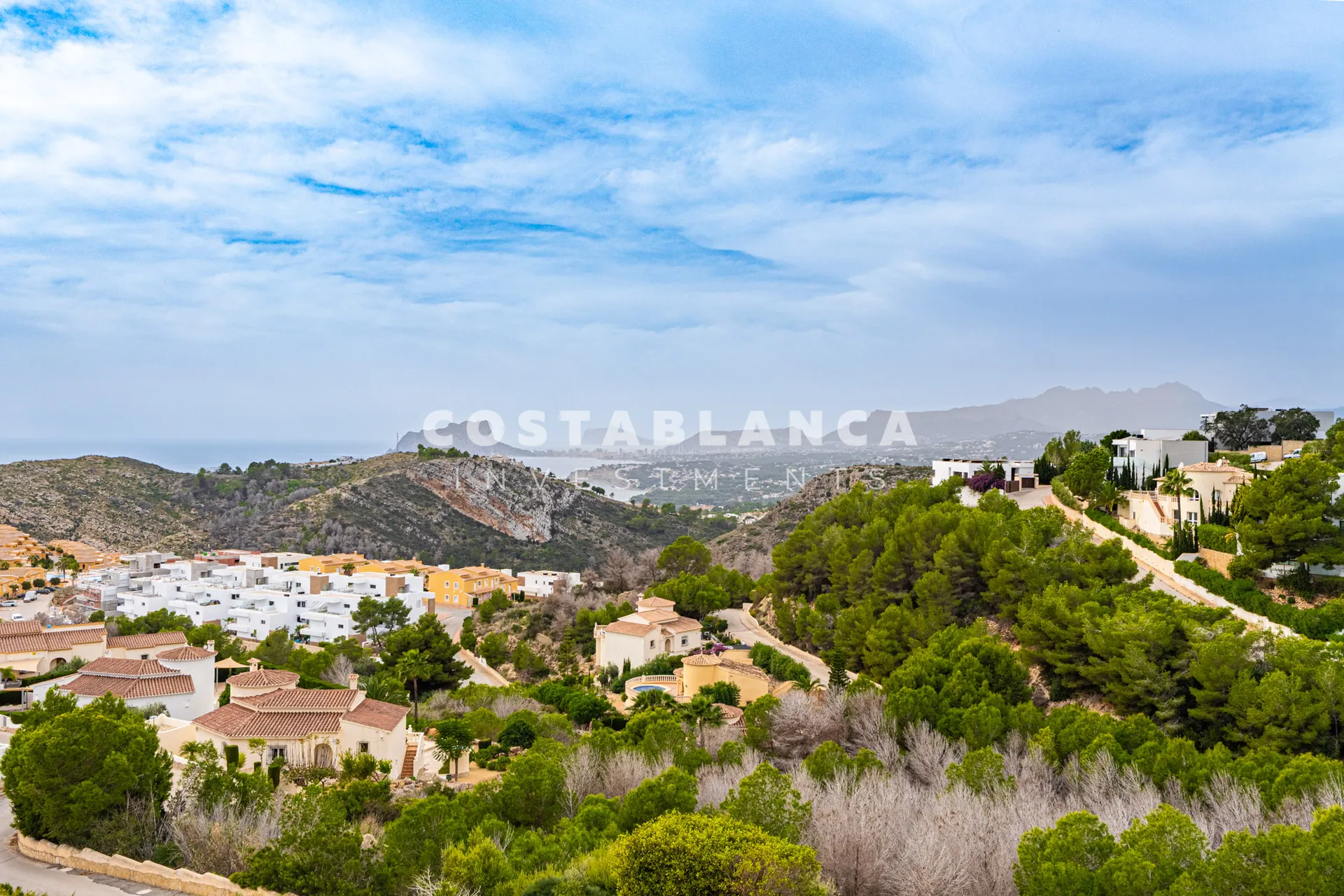 Vila mediteraneană cu vederi panoramice la mare și la munte de vânzare în Benitachell.