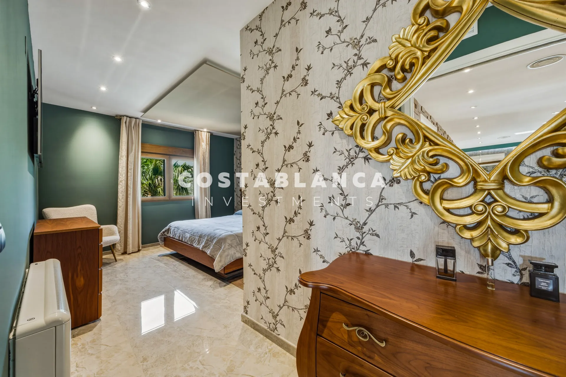 Premium 5-bedroom villa with pool and sea views for sale in La Nucía.