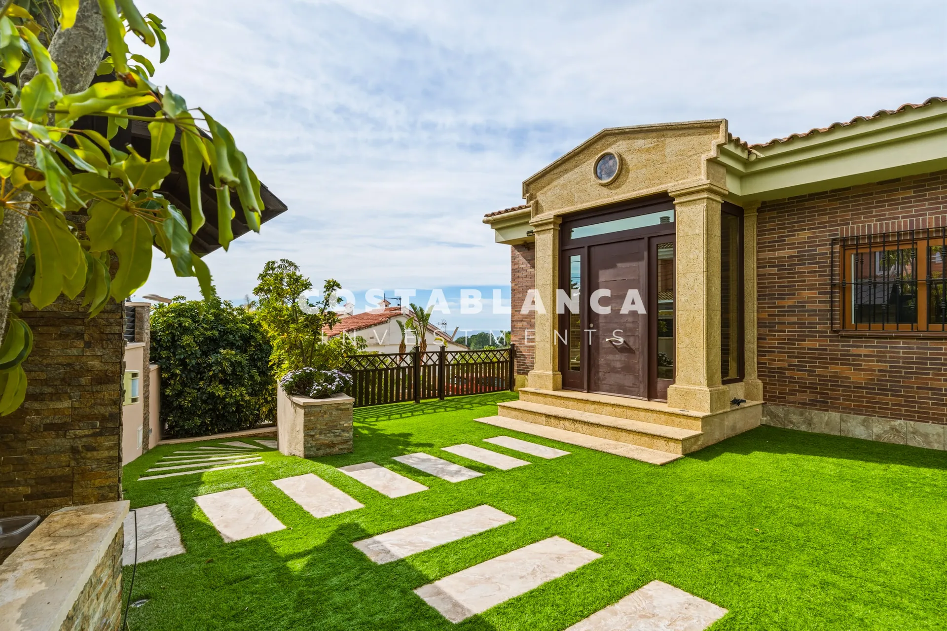 Premium 5-bedroom villa with pool and sea views for sale in La Nucía.
